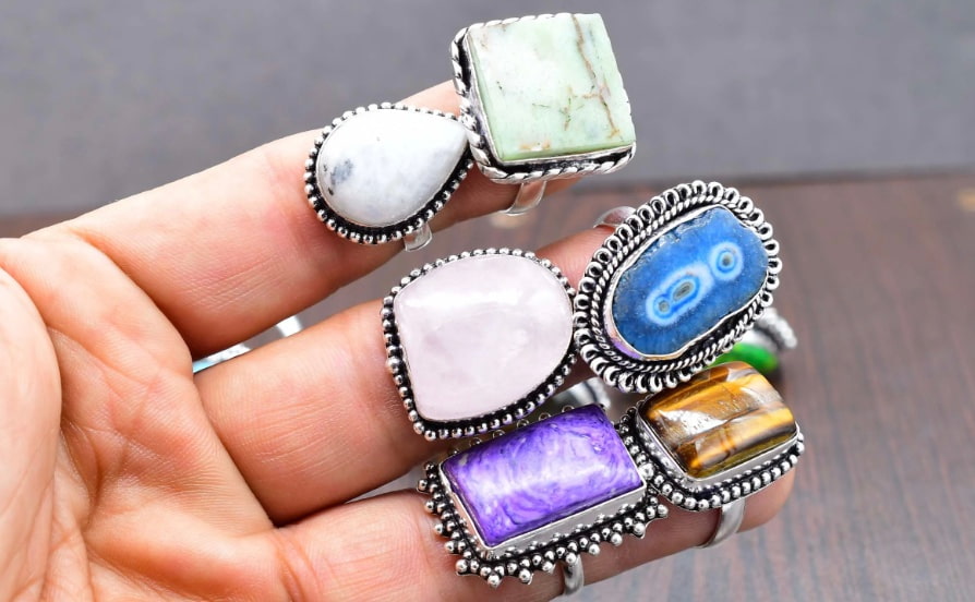 Anillo con gema clásica