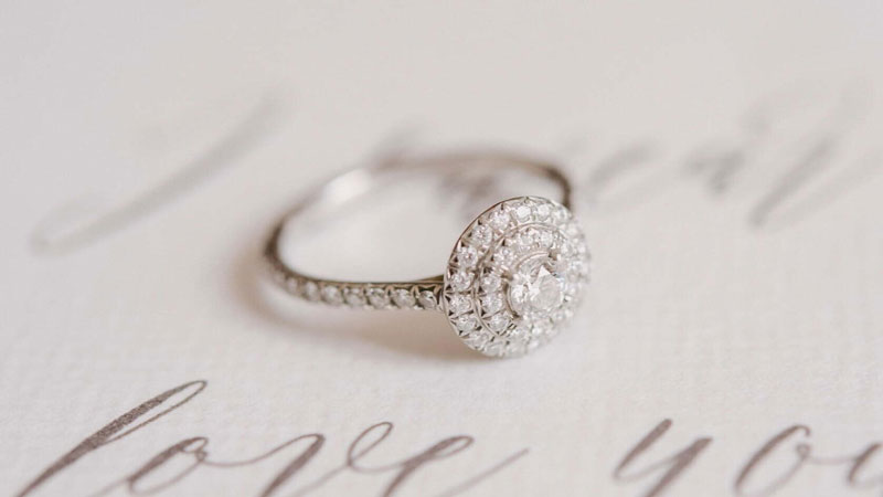 Ein Ring mit einem Diamantsimulanten