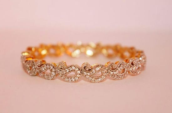 Gros plan de bijoux en or