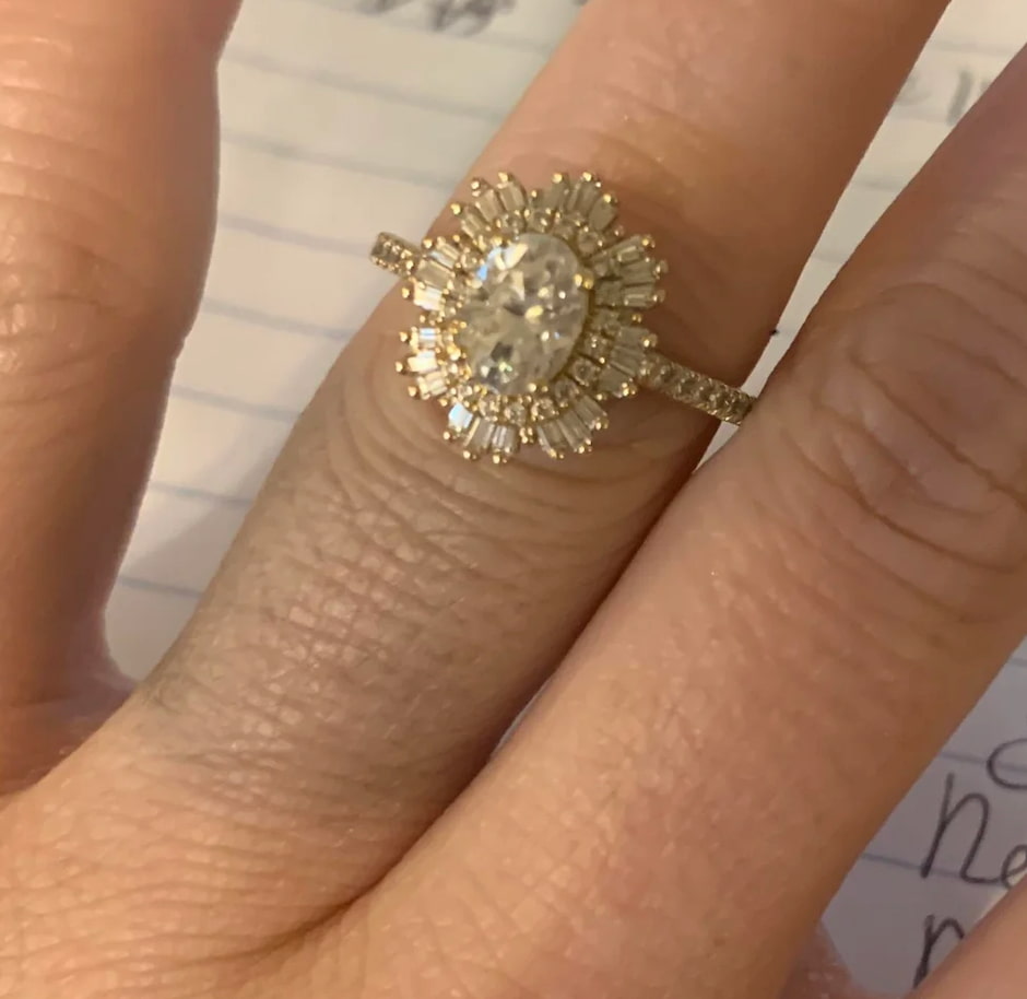 Finger, der durch einen Ring grün geworden ist