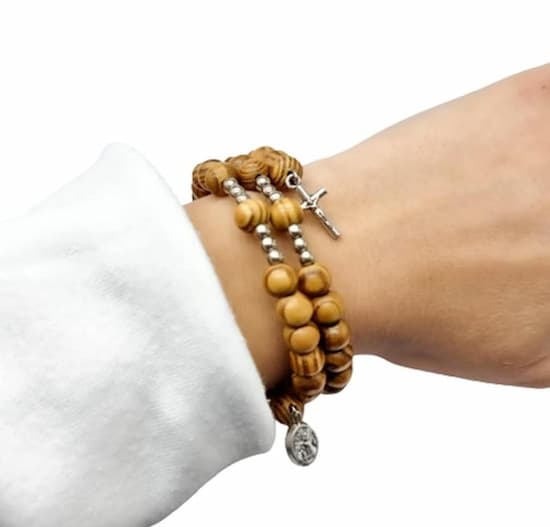 Pulsera de madera en la muñeca